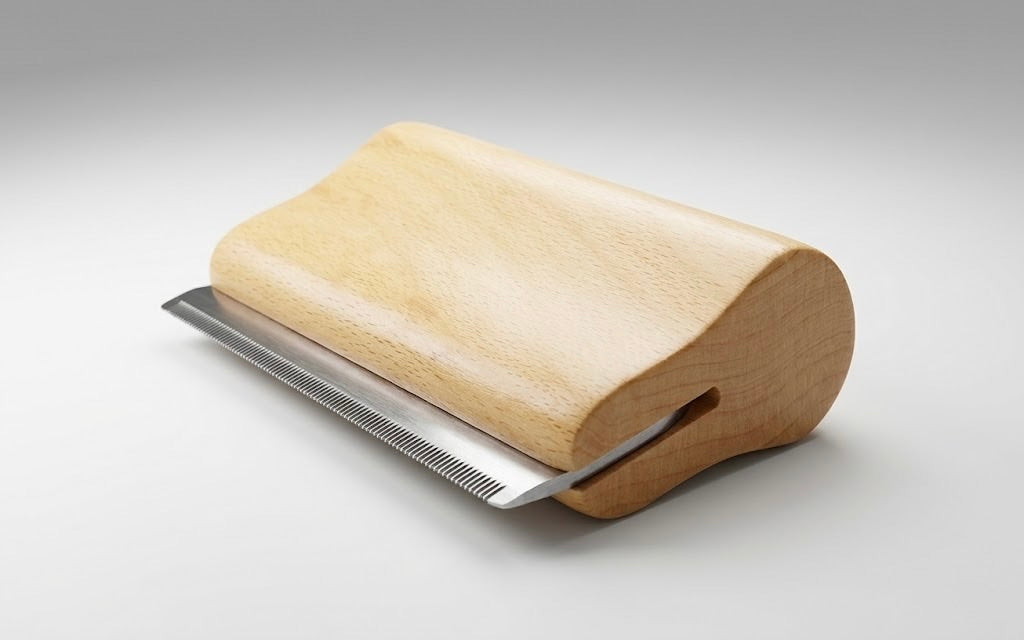 Tierhaarentferner mit Holzgriff – Unterwollkamm für Hunde & Katzen